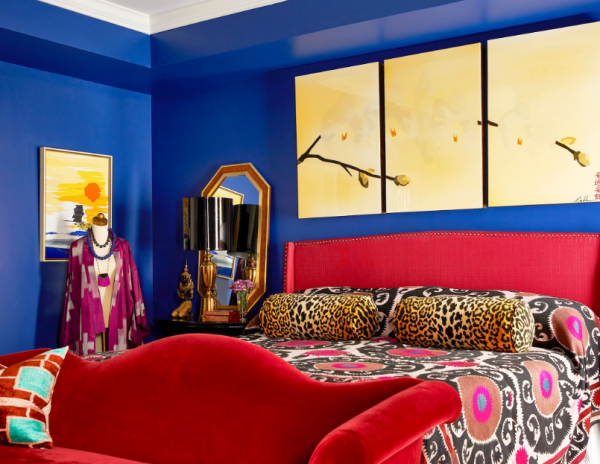 Palet warna berani: merah marun, biru kobalt, dan kuning cerah